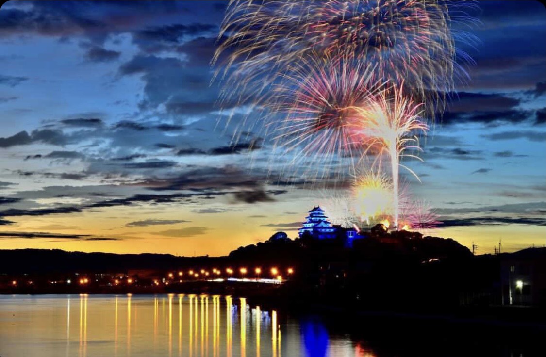 株式会社萬坊 呼子萬坊 佐賀県唐津市の 西の浜 東の浜で行われた 第69回九州花火大会 10分間の花火でしたが圧巻でした 日没時の唐津城と花火の写真をどうぞ 九州花火大会 花火 九州花火大会21唐津 唐津 T Co S8ewsbnaar Twitter