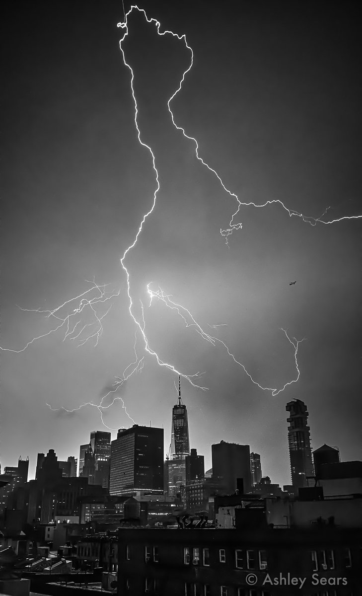 High Voltage ⚡️shot tonight from my roof in Chinatown NYC 
photo cred: @ASphotoNYC #nyc #nycstorm #streetsofnyc #lightning #worldtrade  @nytimesphoto @nytimes @CNN @WSJ @AP @Reuters @NatGeo @NatGeoPhotos @RangefinderMag @TheWeatherNetUS