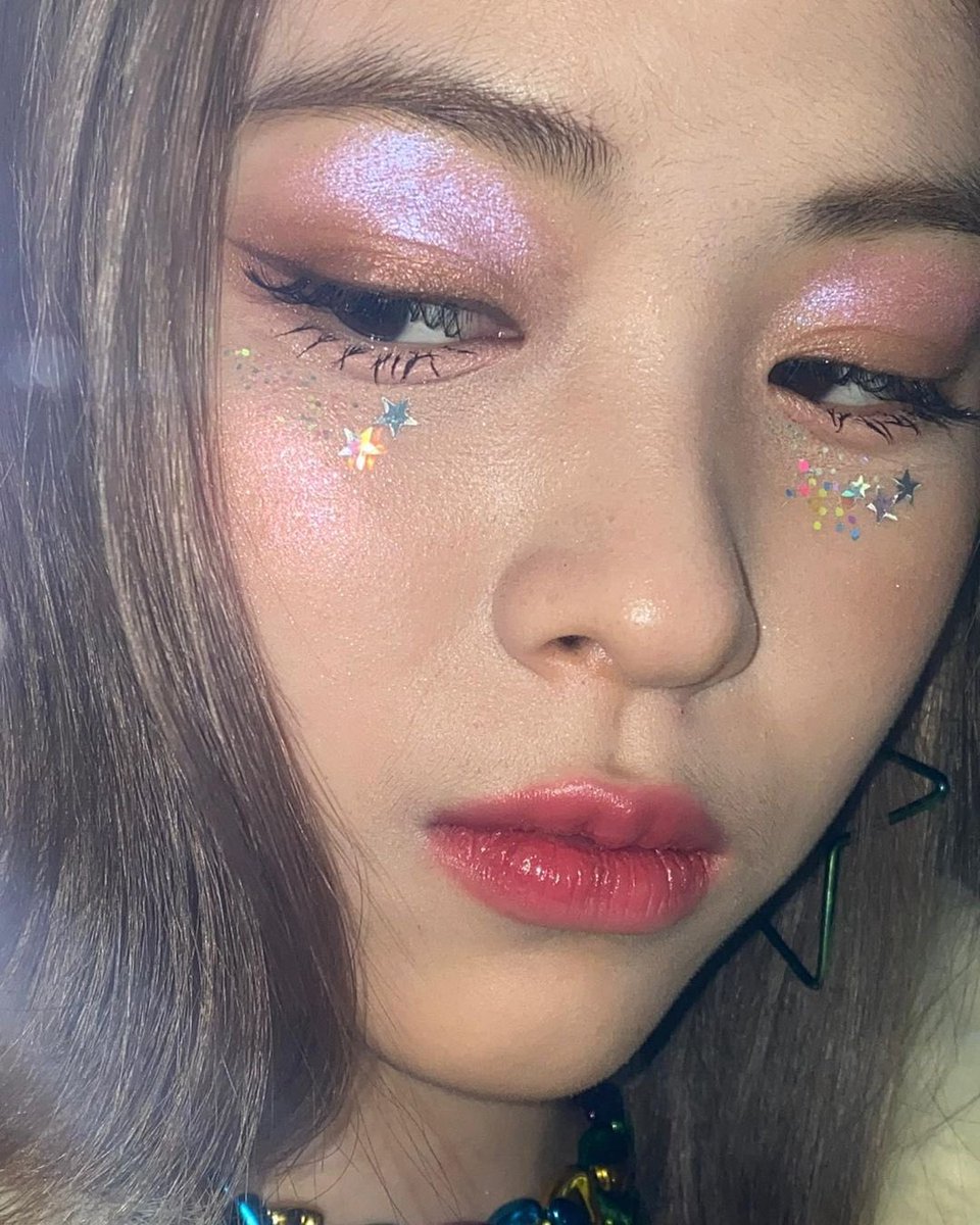 รยูจินจะรู้มั้ยว่าการที่เค้ามั่นใจในความเป็นตัวเองมันได้สร้างพลังบวกไว้มากมายจริงๆ ทั้งยิ้มหนวดแมวที่หลายคนคิดว่ามันเป็นจุดด้อย ทั้งมีการมีขนบนหน้าที่ทำให้หลายคนไม่มั่นใจ แต่พอเห็นรยูจินมีแล้วก็ทำให้หันกลับมารักตัวเองมากขึ้น อย่างที่รยูจินก็รักตัวเองที่เป็นแบบนี้เหมือนกัน ㅠ ㅠ