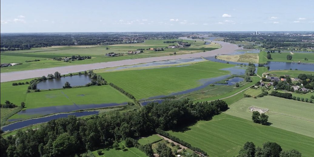 IJssel kleurt bruin bij Zwolle met water uit rampgebied.