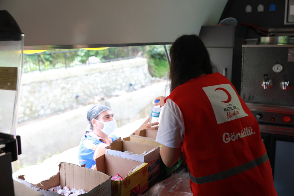 📍Rize

Güneysu İlçemizde, Muradiye ve Büyükköy Beldelerimizde meydana gelen #sel ve heyelan sonucu zarar gören halkımız ve sahada çalışan ekiplerimize, #kızılaykadın 
gönüllülerimiz ve @kizilay personellerimizle desteğimiz devam ediyor...