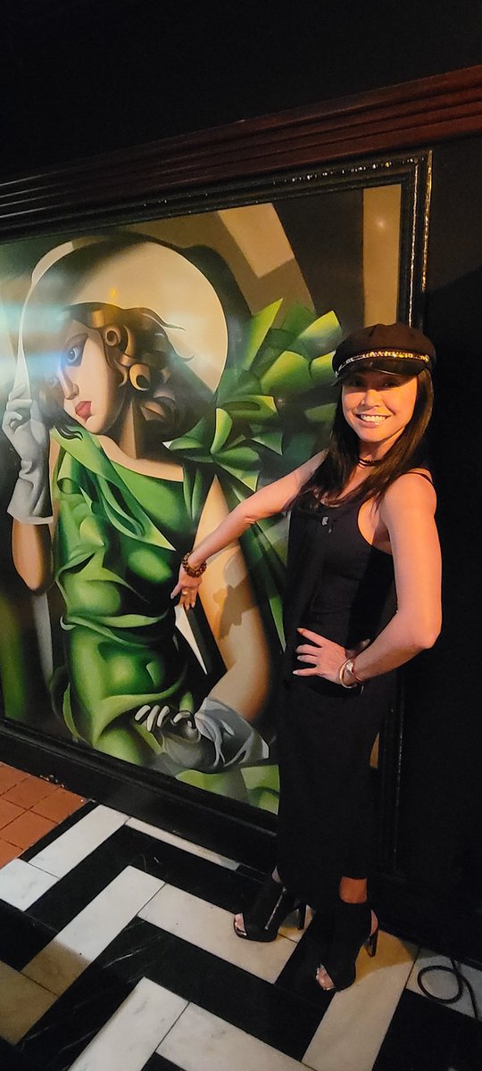 #Osso, the steakhouse we had dinner at tonight had two of my favorite things (besides delicious meat) art deco decor and paintings by one of my favorite artists, #TamaraDeLempicka.

#younggirlingreen