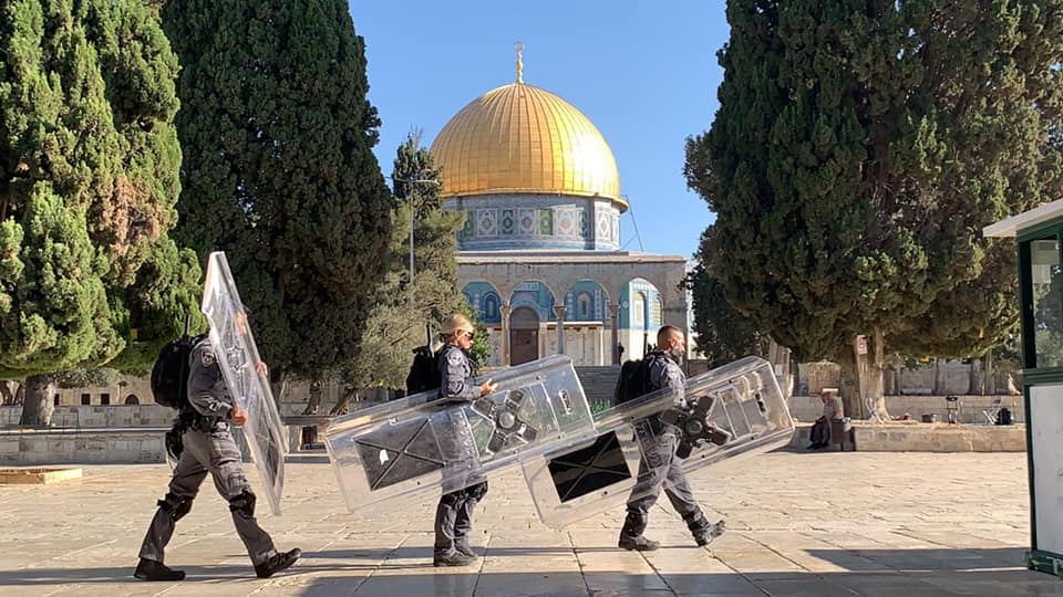 JatIkhwan's tweet photo. Warga Palestin yang berada di dalam Masjid Al Qibli telah dikurung apabila pintu utama masjid itu dirantai oleh polis Zionis. Ini bagi menghalang mereka keluar dan menganggu penganut Yahudi yang masuk ke Al Aqsa untuk menjalankan ritual keagamaan. https://t.co/p3IwScNap4