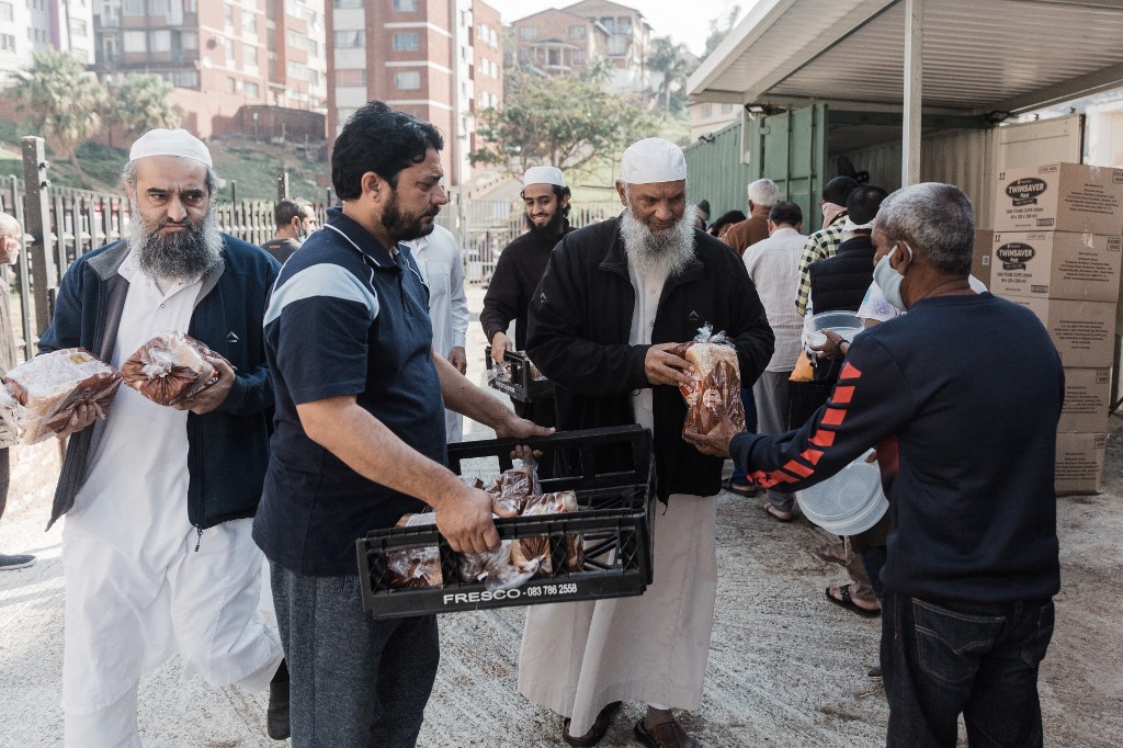 News24's tweet photo. Volunteers from Al Waqf Soup Kitchen prepare to make soup to provide to members of the public in Durban.

📷@RajeshJantilal @AFPphoto https://t.co/Hdo0ZrPrwD