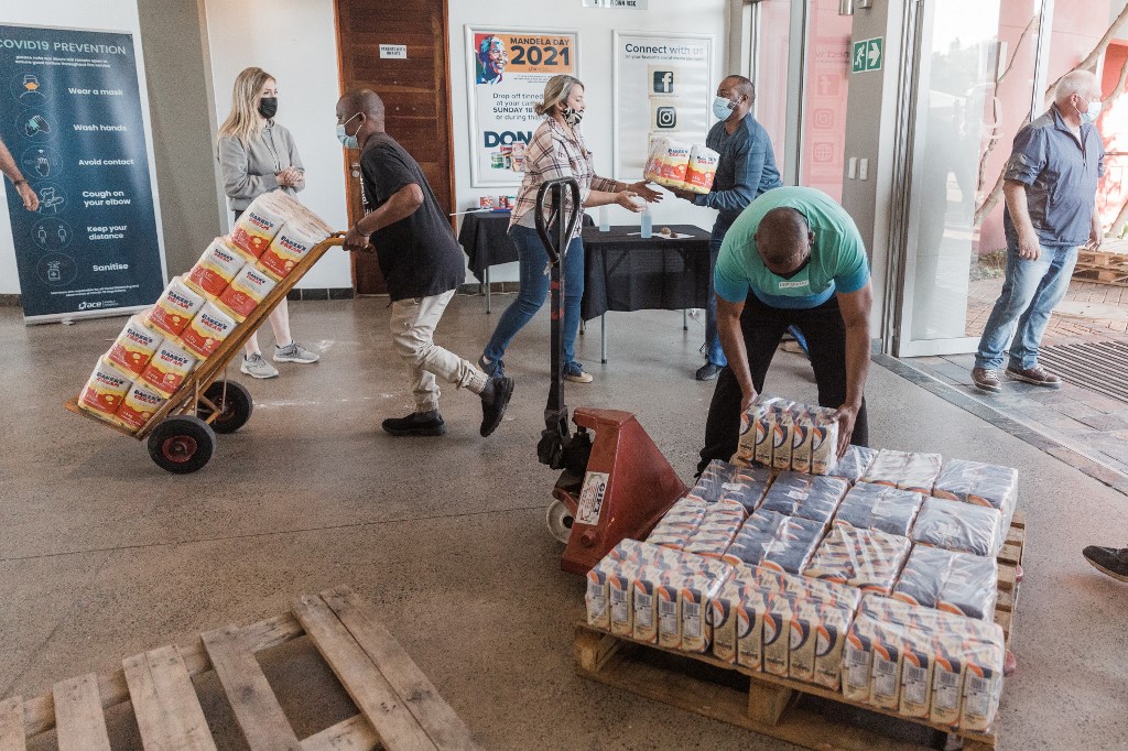 News24's tweet photo. Volunteers from Al Waqf Soup Kitchen prepare to make soup to provide to members of the public in Durban.

📷@RajeshJantilal @AFPphoto https://t.co/Hdo0ZrPrwD