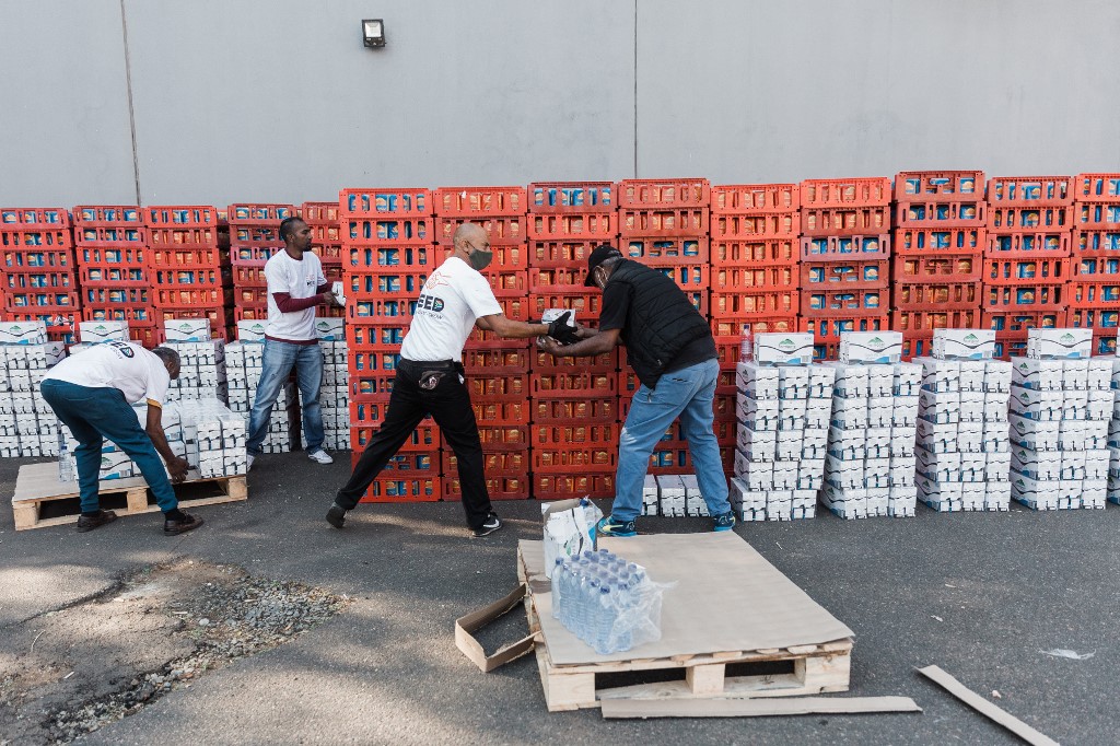 News24's tweet photo. Volunteers from Al Waqf Soup Kitchen prepare to make soup to provide to members of the public in Durban.

📷@RajeshJantilal @AFPphoto https://t.co/Hdo0ZrPrwD
