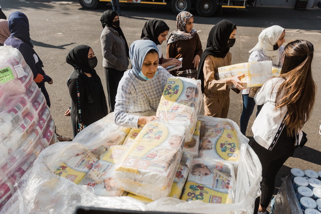 News24's tweet photo. Volunteers from Al Waqf Soup Kitchen prepare to make soup to provide to members of the public in Durban.

📷@RajeshJantilal @AFPphoto https://t.co/Hdo0ZrPrwD