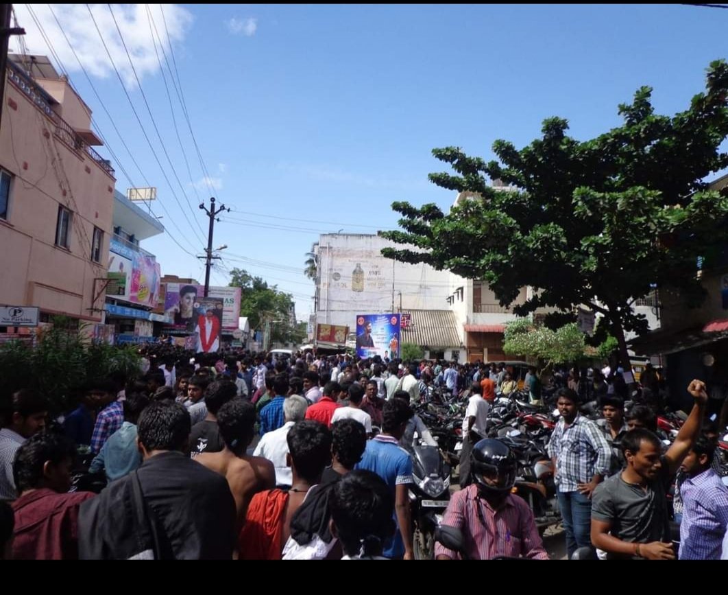 Covaidhanushfc's tweet photo. @wunderbarfilms @dhanushkraja @VelrajR @Amala_ams @anirudhofficial @divomovies @dhanushkraja
@COVAIdhanushFc
#massopening
#covai karpagam COMPLEX 👍👍👍
🙏🏻THANKU SO MUCH ALL COVAIDHANUSHFC FANS💚
@DirectorS_Shiva @DhanushTrends_
@allindiadfc https://t.co/U8z1xX6b73