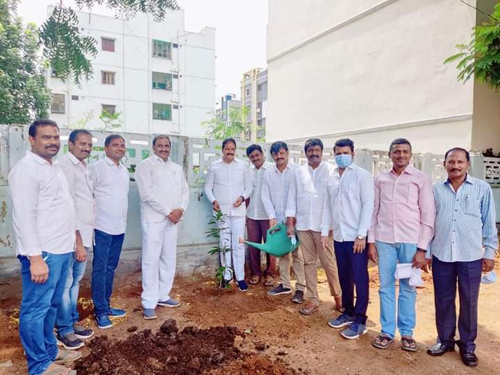 MatrusriA's tweet photo. Successfully completed the second phase of Community COVID Vaccination drive at our colony. 700+ residents took their jabs in the camp. Thanks to @GandhiArekapudi @jagadishvcorp @Sreeuppala5999 @AnilKavuri1 @SrinivasyadavE for their presence https://t.co/iPVnoE9vOO