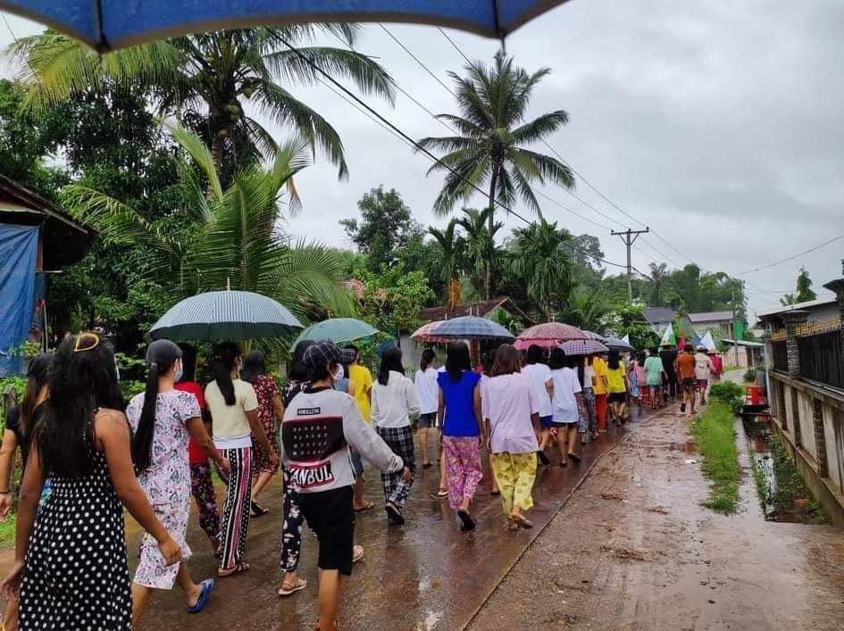 Despite the rain and Junta's deadly oppressions ,Women from #Wadi village ,#LongLone Tsp marched and gatherd to protest against the military dictatorship, proving "Women Enpowerment'',this evening.
#July18Coup #WhatsHappeningInMyanmar