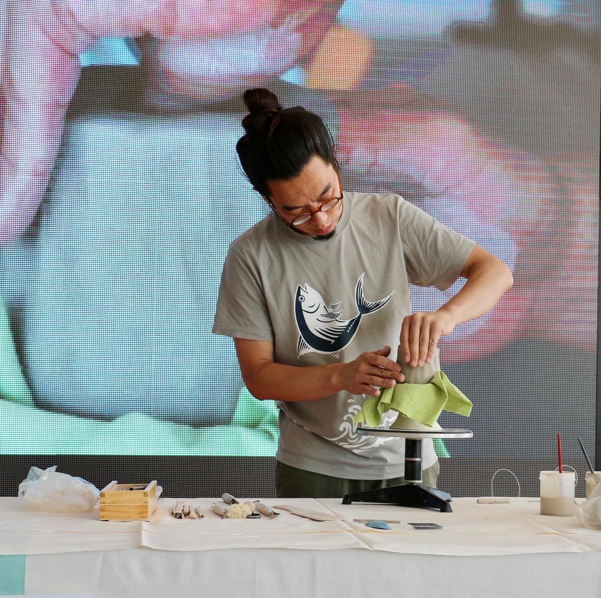 Feria_NACE's tweet photo. Éxito de aforo en los workshops, el de hoy impartido por @matsuo.Takashi: “La creación de las piezas únicas de criaturas marinas” 🐙🐋🦈🦑

#navarretenopara #navarrete #ferianace #nace #artesanía #artesanos #larioja #barro #cerámica #artistas #ceramicajaponesa #cerámicajaponesa https://t.co/lXuzLuZDW5