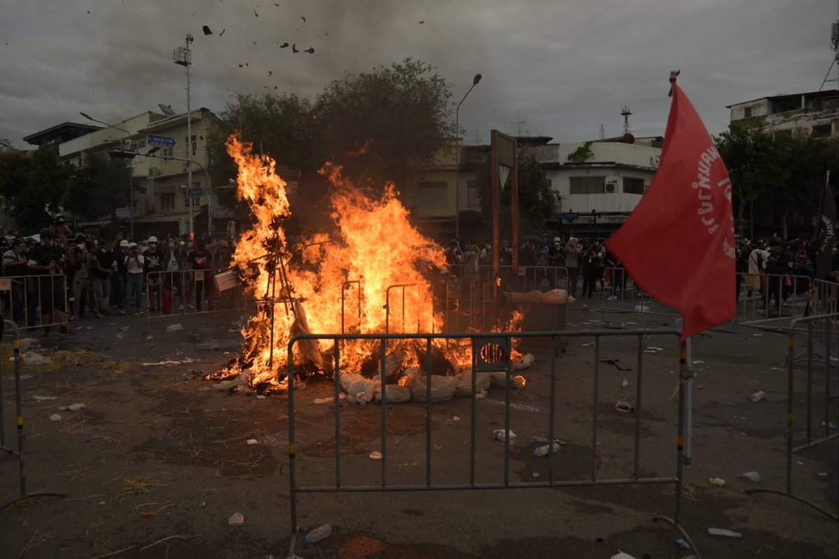 iLawFX's tweet image. #ม็อบ18กรกฎา
18.30 น. ยุติกิจกรรม
18.41-18.44 น. บอย-ธัชพงศ์ประกาศเร่งให้มวลชนกลับทางยมราช
18.42 น. ตร.ตั้งแนวเดินเข้าแยกเทวกรรมจากถนนผดุงกรุงเกษม
18.45 น. บอย-ธัชพงศ์ประกาศนำมวลชนและการ์ดออกทางยมราชเพื่อค.ปลอดภัย