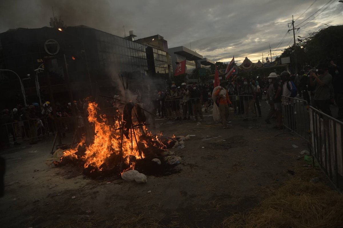 iLawFX's tweet image. #ม็อบ18กรกฎา
18.30 น. ยุติกิจกรรม
18.41-18.44 น. บอย-ธัชพงศ์ประกาศเร่งให้มวลชนกลับทางยมราช
18.42 น. ตร.ตั้งแนวเดินเข้าแยกเทวกรรมจากถนนผดุงกรุงเกษม
18.45 น. บอย-ธัชพงศ์ประกาศนำมวลชนและการ์ดออกทางยมราชเพื่อค.ปลอดภัย