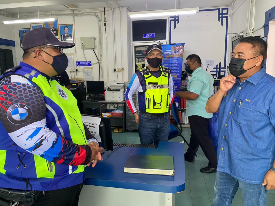 IsmailSaid087's tweet photo. Di Balai Polis Jengka..bsm DCP Dato’ Mohd Yusri, Timbalan Ketua Polis Pahang dan SUPT. Norzamri OCPD Maran..saya juga telah sediakan foodbasket untuk mereka turun padang melalui OP Bantu.
#OPBANTU #SETIAMEMBANTU #p087cakna #p087kualakrau #teamdsims #PEMULIH2021 https://t.co/3CRsTF53dY