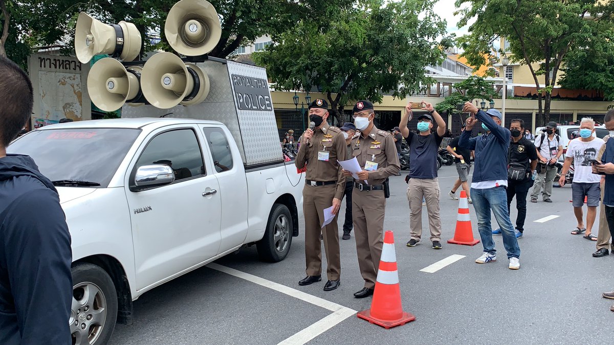 KhaosodEnglish's tweet photo. A senior police officer read an announcement under the COVID-19 Emergency Decree saying that the protests are banned. Violators are subject to a maximum prison term of 2 years and/or fine of up to 40,000 baht. #ม็อบ18กรกฎา https://t.co/EKng9sC6aD