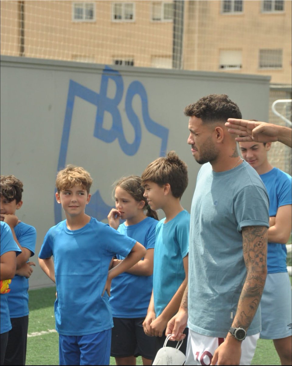 FutbolCatalunya's tweet photo. Els 'grans' mai s'obliden i Toni Sanabria (Roma) mai ho farà amb Josep Pascual, David Porras i la seva @cfblancasub. L'entitat que presideix Toni Sardà ha reunit 80 xavals a Pins Vens. Els sitgetans poden ser nou equip de #juvpref
Informa: E.Berzosa
Fotos: Víctor Sáez
#futbolcat https://t.co/DaxFvqE0uv