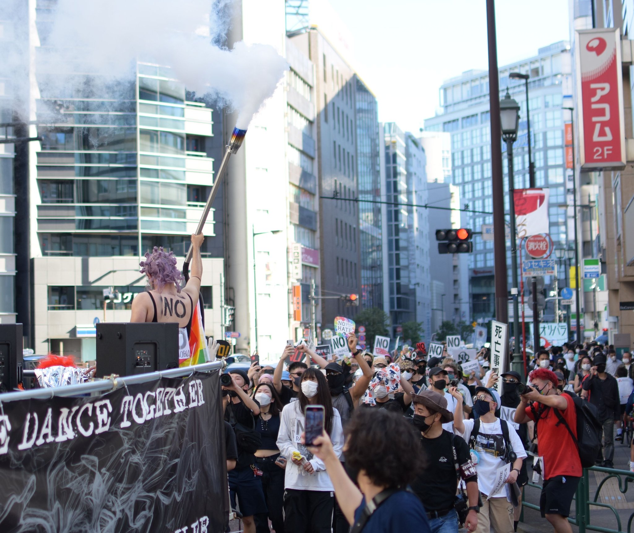 Maedatomoya 東京 新宿駅周辺です 東京五輪の開催中止をはじめ 今の政治にノーを突きつけるデモが行われています 呼びかけはプロテストレイヴ デモでは 聖火も登場しました この後 新宿 アルタ前でイベントも行います Protestravetosayno0718