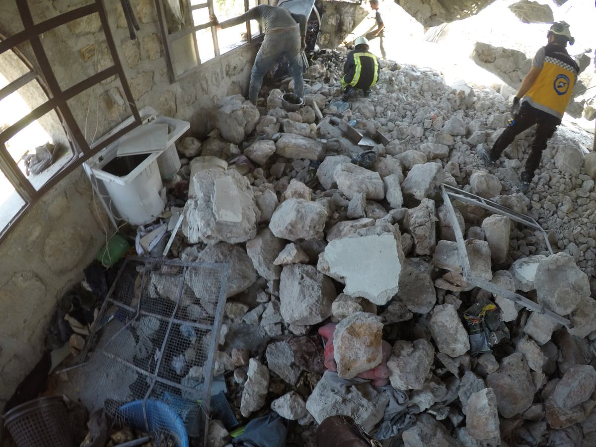 SyriaCivilDefe's tweet photo. مقتل طفل وإصابة 3 نساء وطفلين من عائلة واحدة، بقصف مدفعي  لقوات النظام وروسيا، استهدف صباح اليوم الأحد 18 تموز منزلاً سكنياً على أطراف مدينة دارة عزة بريف #حلب الغربي، كما استهدفت قصف مماثل قريتي التوامة وكفرنوران. 
#ليسوا_هدفاً
#الخوذ_البيضاء https://t.co/Q196jbTTBa