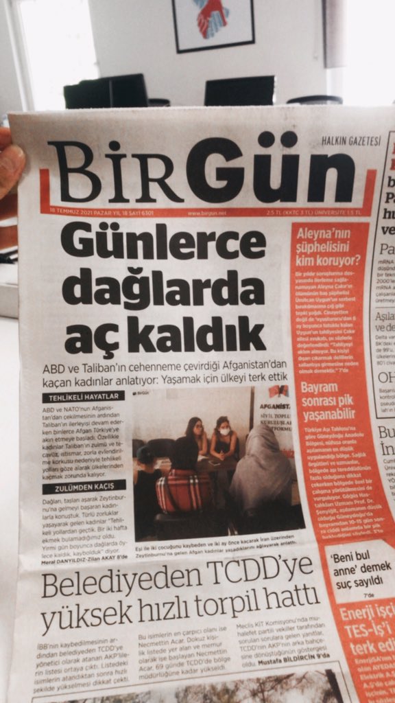 Bugünün BirGün’ü. Afganistan’dan kaçan kadınlar anlattı, biz de yazdık: “Tecavüze uğramaktan, evlendirilmekten korktum. Tehlikeli olsa da kaçtım. Önce İran, ardından Van, son olarak da Zeytinburnu’na geldim. Yürürken ayaklarımızı kırdık, düşüp ölenler de oldu.”