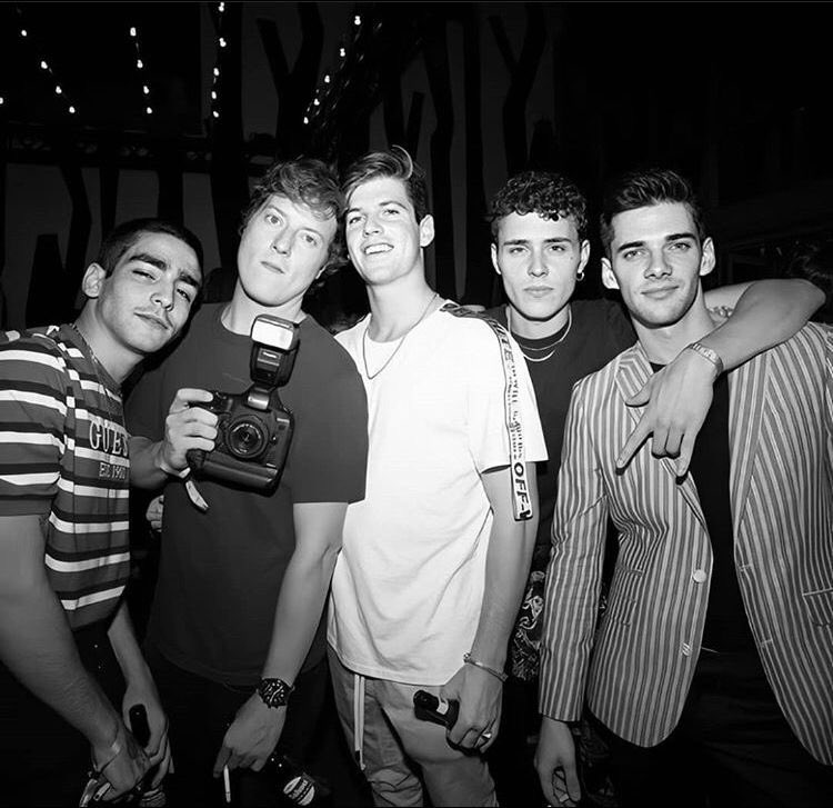 elitearchivees's tweet image. 