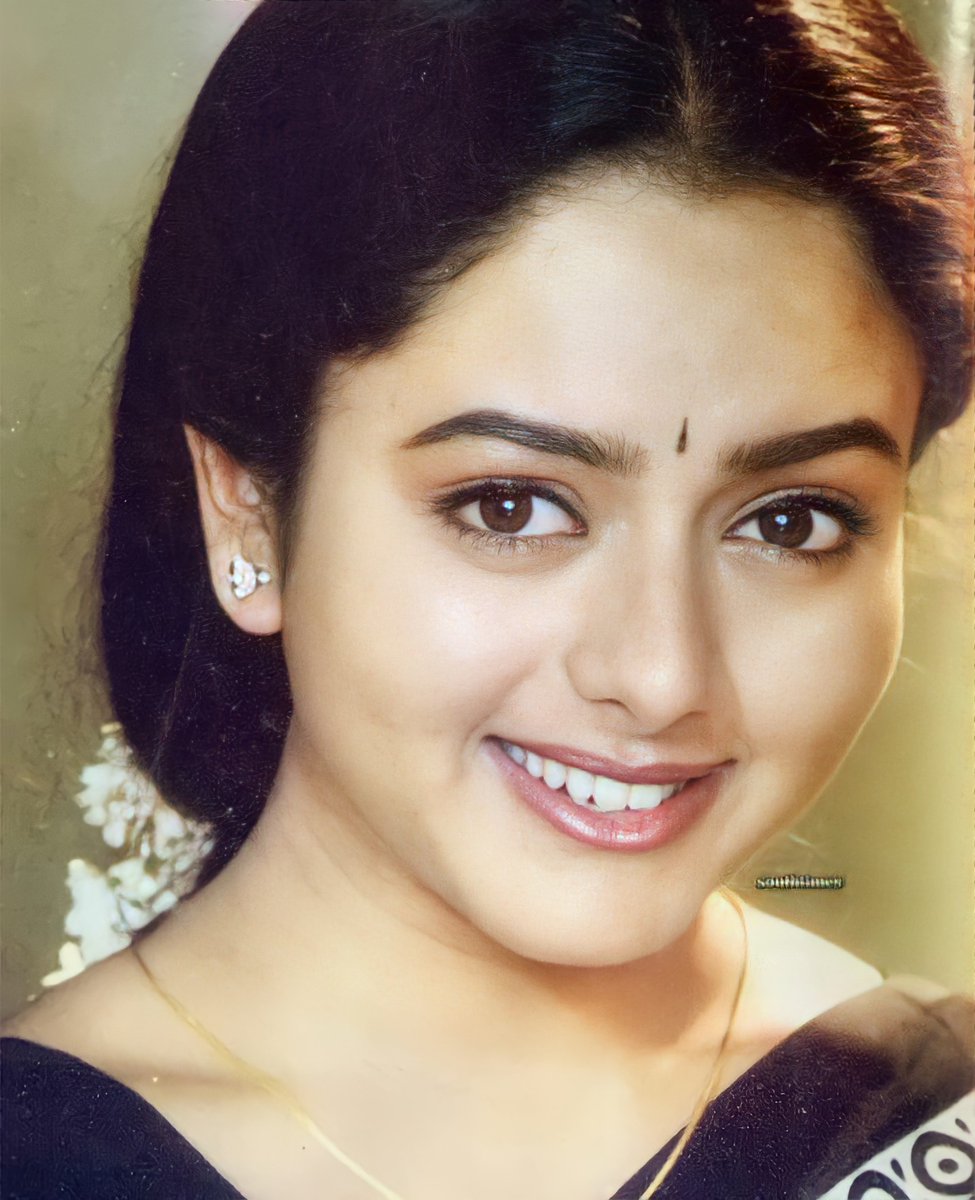 shiva_koti's tweet photo. తెలుగు చలనచిత్ర పరిశ్రమలో 
ఒక సావిత్రి గారు 
ఒక సౌందర్య గారు అంటే యెన లేని ప్రేమ 😍 @SoundaryaFC
#Neverexposed
#Soundarya 
#HappyBirthdaySoundarya https://t.co/M6fEJhIwAE
