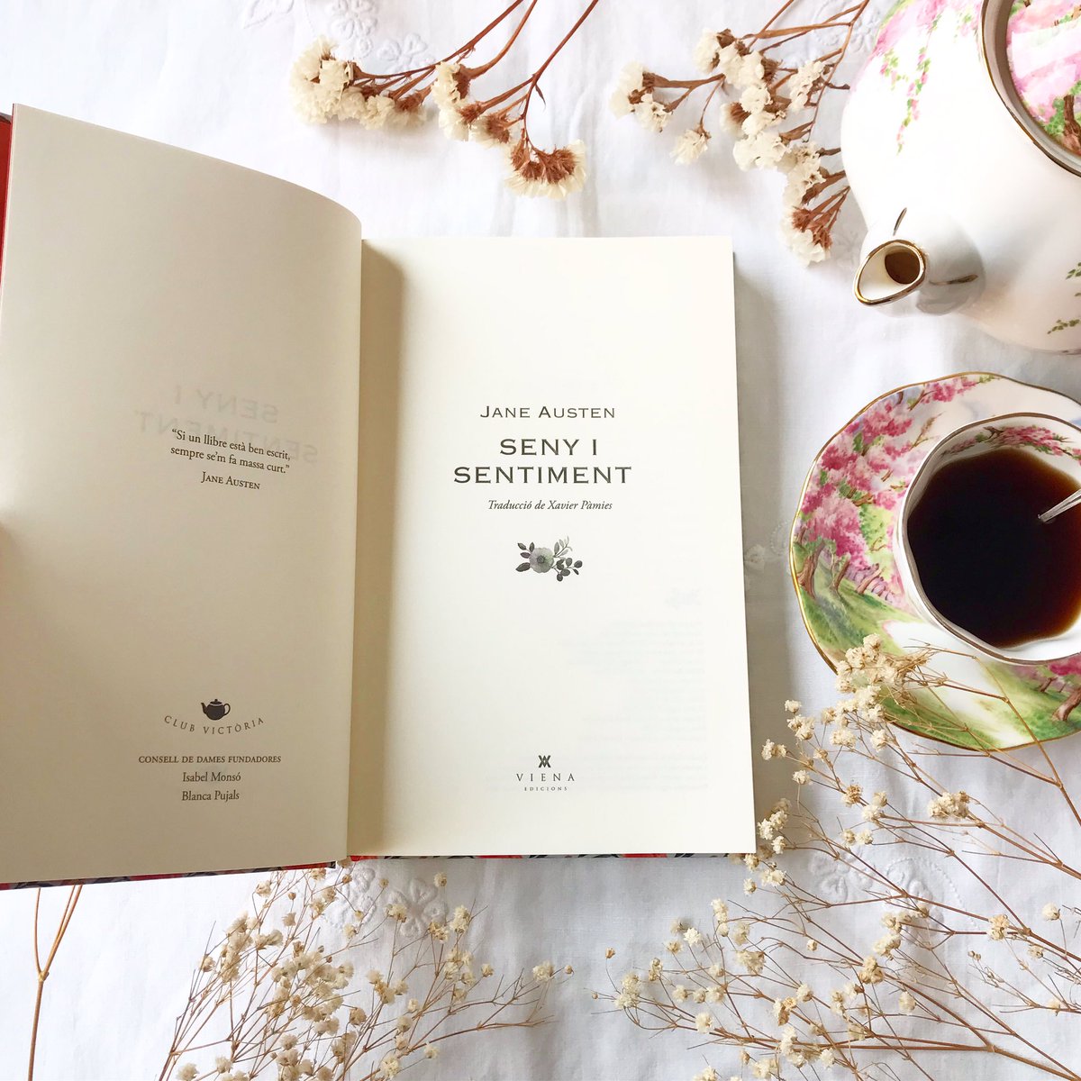 Viena_Edicions's tweet photo. Recordem la nostra estimada Jane Austen, que va morir un dia com avui l’any 1817.💐👒📚💕
“Si un llibre està ben escrit sempre se’m fa massa curt”. Amb aquesta frase comencen tots els Club Victòria, i la col·lecció es va estrenar justament amb un títol seu: “Seny i sentiment”.💐 https://t.co/4DeBUcB0PM