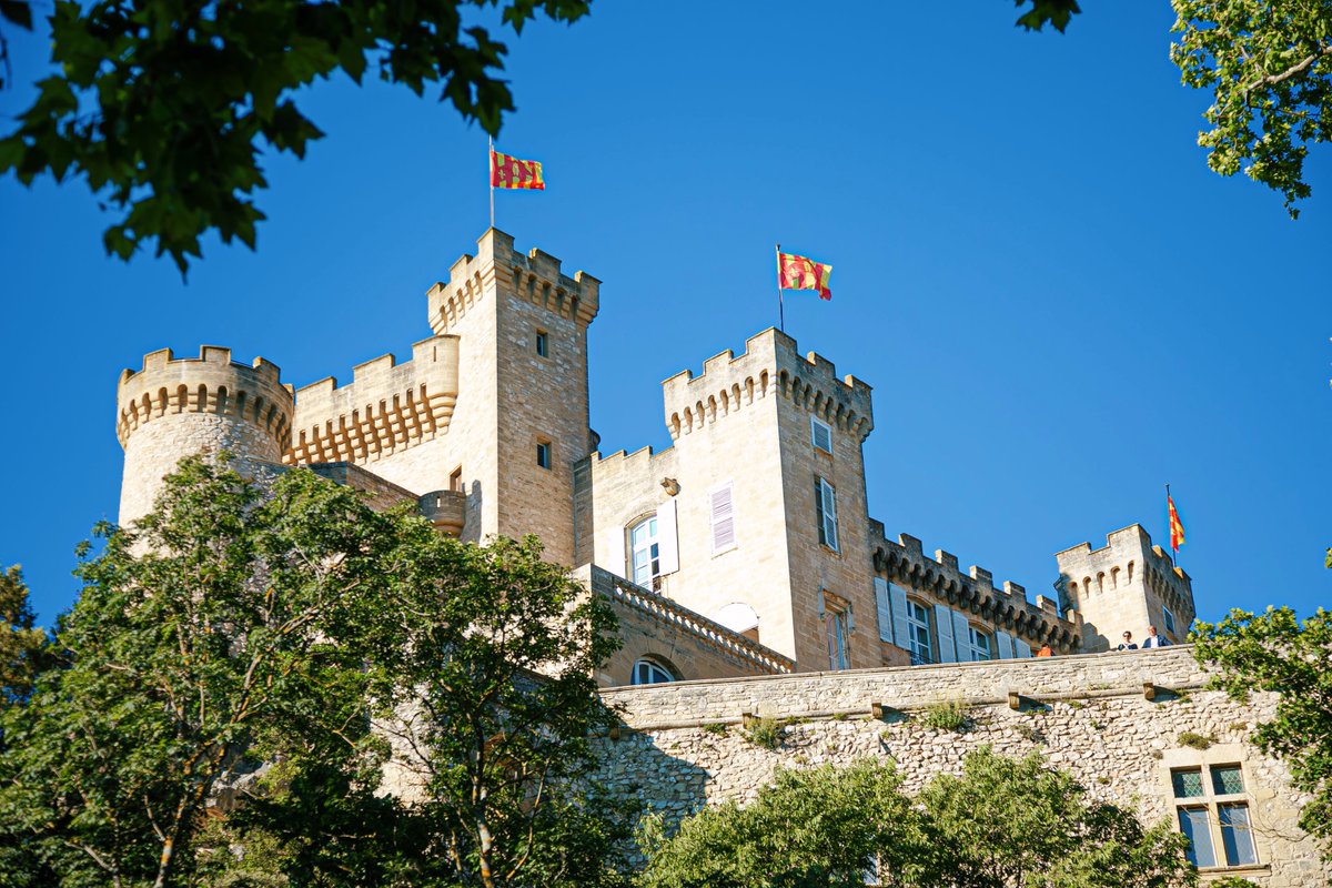 RocherMistral's tweet photo. Alors que le soleil brille dans toute la Provence, profitez de la fraîcheur des spectacles du #RocherMistral qui se déroulent pour la plupart dans des espaces ombragés et ventilés ☀️

#chateaudelabarben #provence #paca #spectacles #provencal #lesud #ete https://t.co/ktFkaMxMln