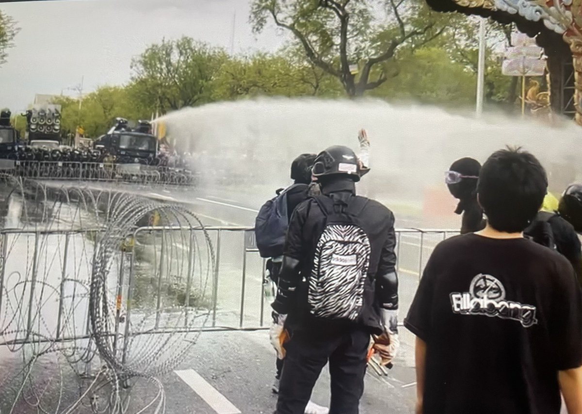 อ๋อออ…ออกแบบมาเพื่อใช้แบบนี้ รถน้ำจากภาษีประชาชนเพื่อทำร้ายประชาชน
 #ม็อบ18กรกฎา