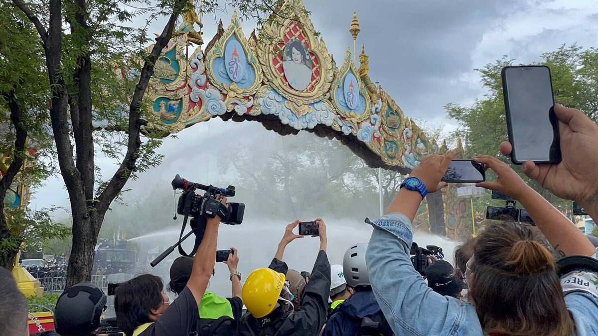 มีการยิงกระสุนยางในแนวหน้า สื่อมวลชนบาดเจ็บจากกระสุนยาง 1 ราย เจ้าหน้าที่ใช้พลุควัน ขณะมวลชนร่วมใจส่งน้ำเปล่าให้แนวหน้า #ม็อบ18กรกฎา