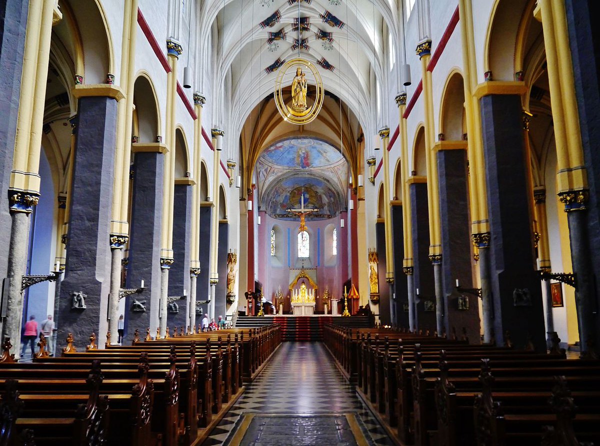 Боковой неф в соборе. Неф трансепт базилика. Центральный неф в соборе. Нефа базилики. Нефа базилики.