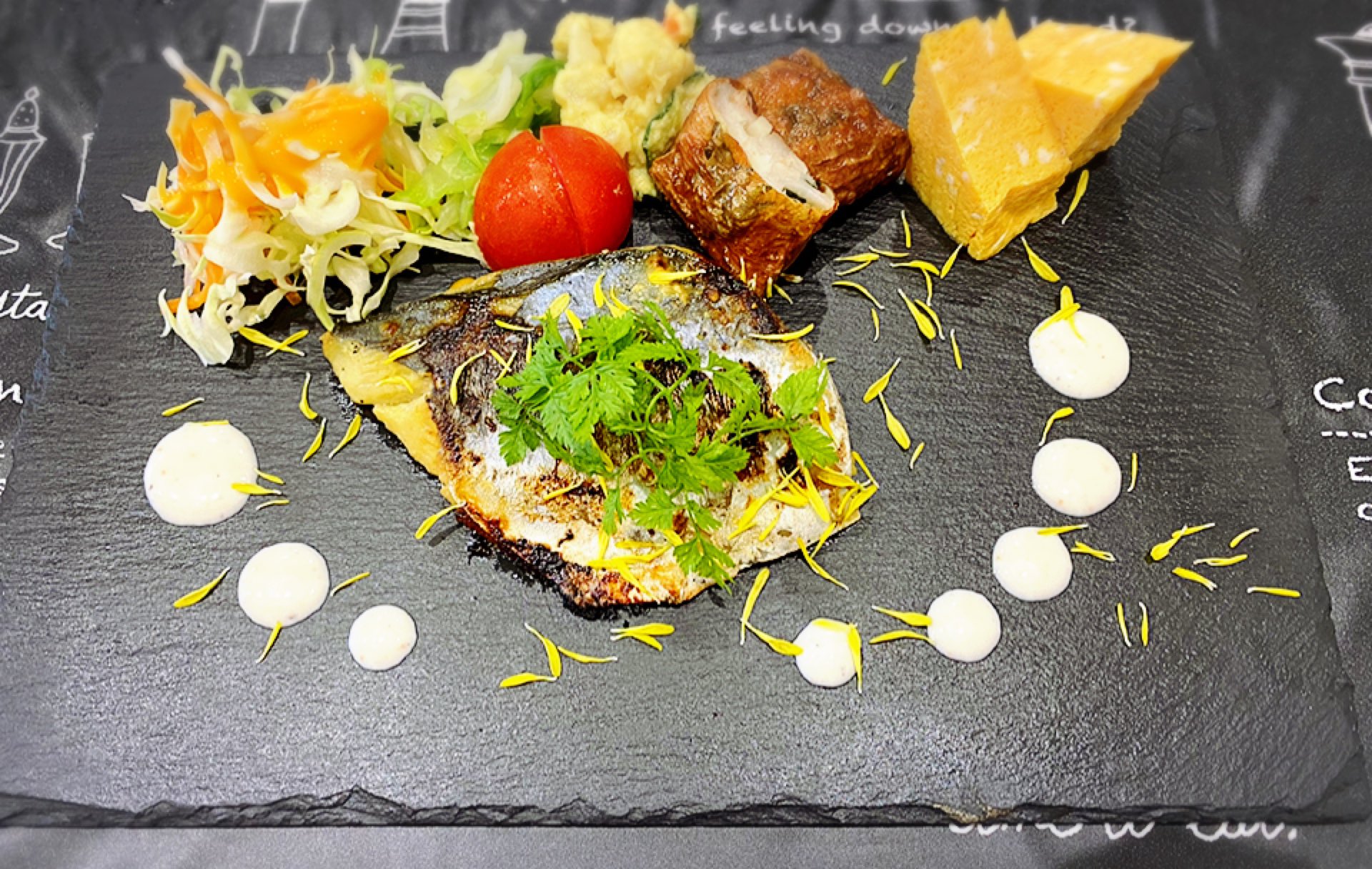 Cozyran お昼ごはんはより道カフェツインリーフさん サワラの西京焼き もっちりしてるゼー 京島 曳舟 京成曳舟 墨田 より道cafetwinleaf Twinleaf ツインリーフ 西京焼き 鰆 さわら サワラ ランチ テイクアウト T Co Dz23yqogqs