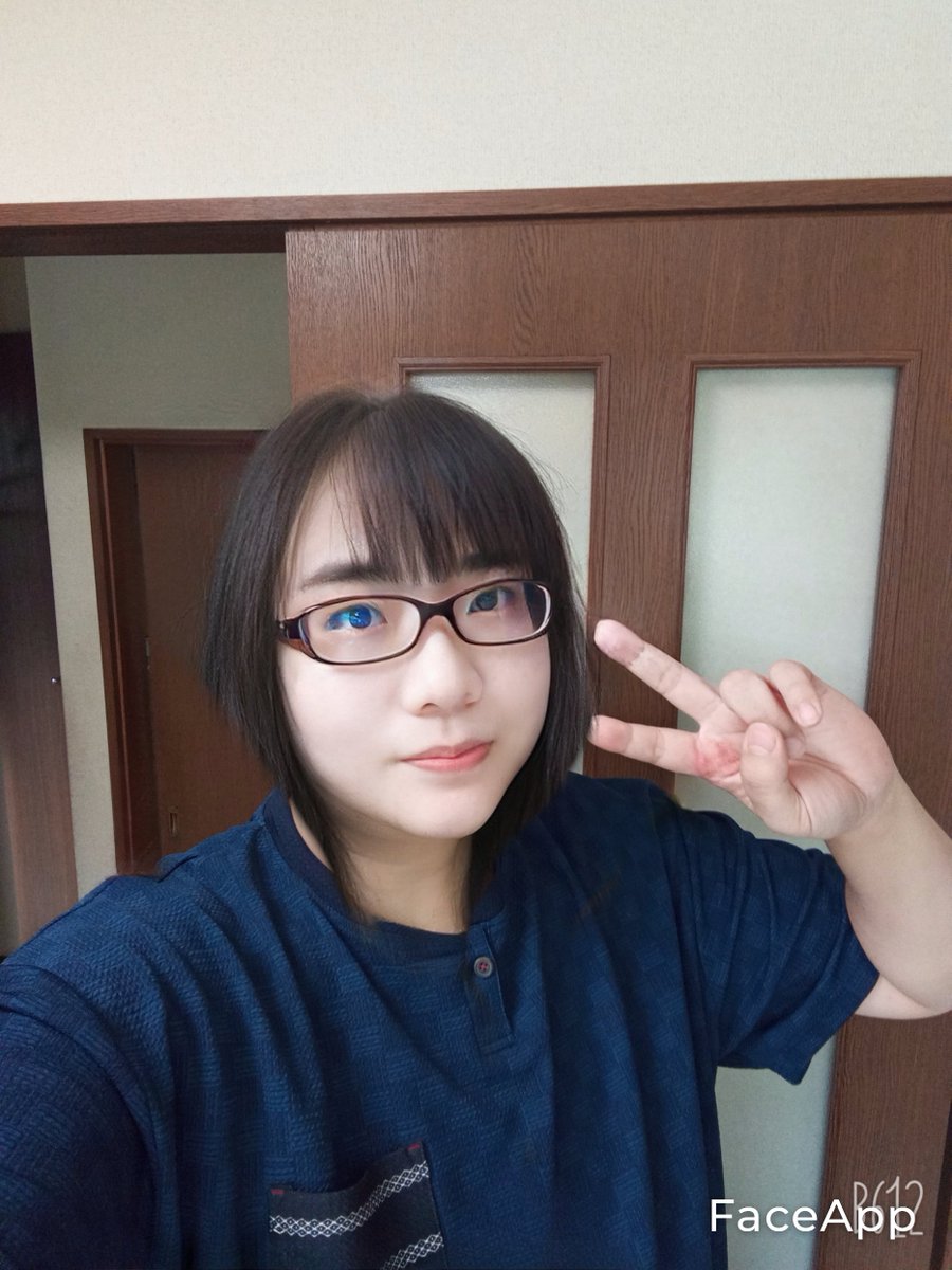 ADHDOL3's tweet photo. 今日の和スタイルTシャツbyしまむら。
渾身の出来。3枚目がFaceappで女性化2:消しゴム→髪。2枚目は（男性if）長髪＋女性化＋調整。1枚目はmeituで自動調整→BodyEditorで肩幅と鼻周りを短くしました。
目と口の距離が短いと若く見える、って昔イラストの教本に書いてたよ。
#カコジョ加工ライフハック https://t.co/qNHk9HbKSF