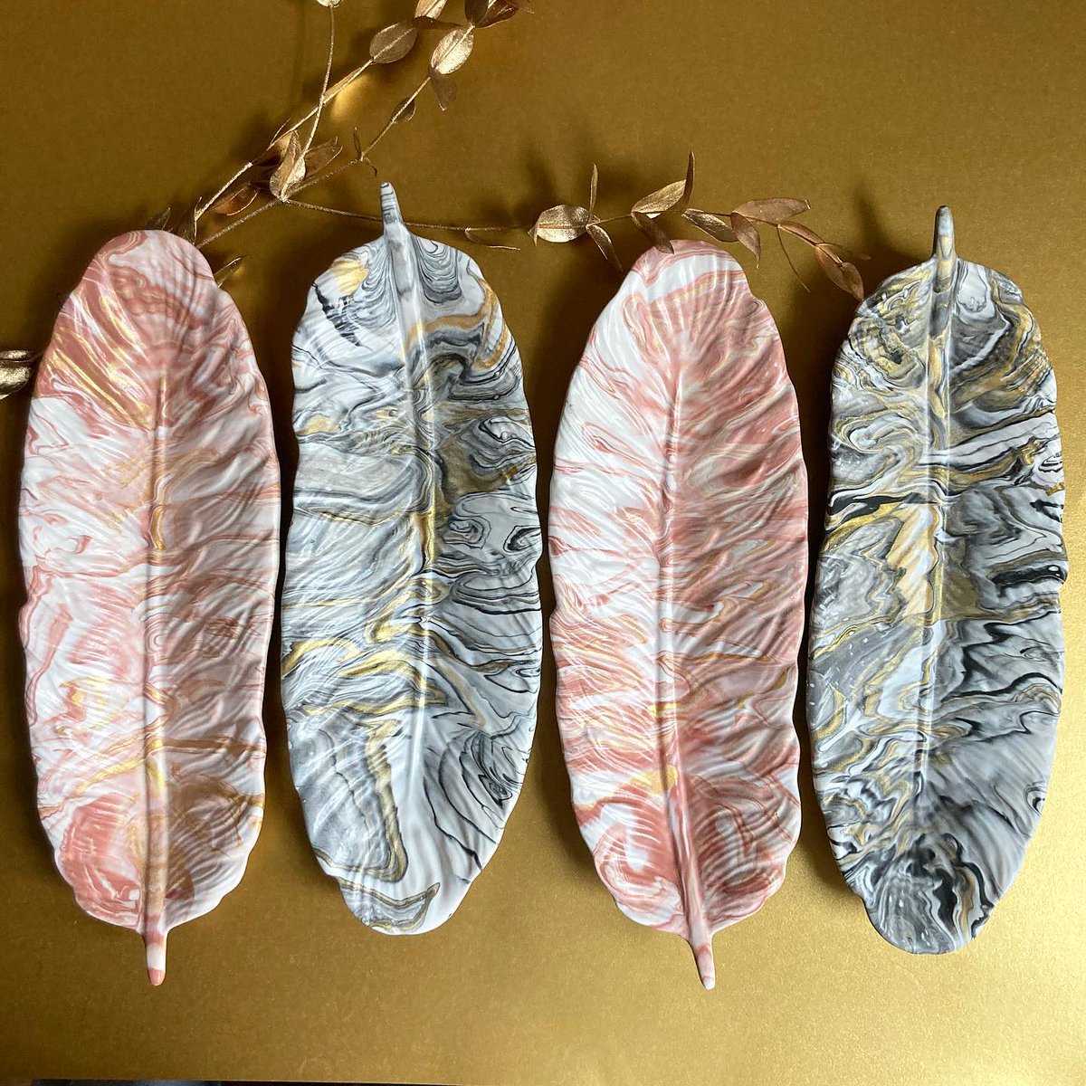mintbizclub's tweet photo. This #sellsunday, we are delighted to introduce you to the creative Kay Carter, founder of @kaycarterstudio.
Kay is exceptionally talented when it comes to designing and making bespoke home wear and accessories, and we have our pens in her pots on our desks! They are MINT. https://t.co/Hd8pl61sR5