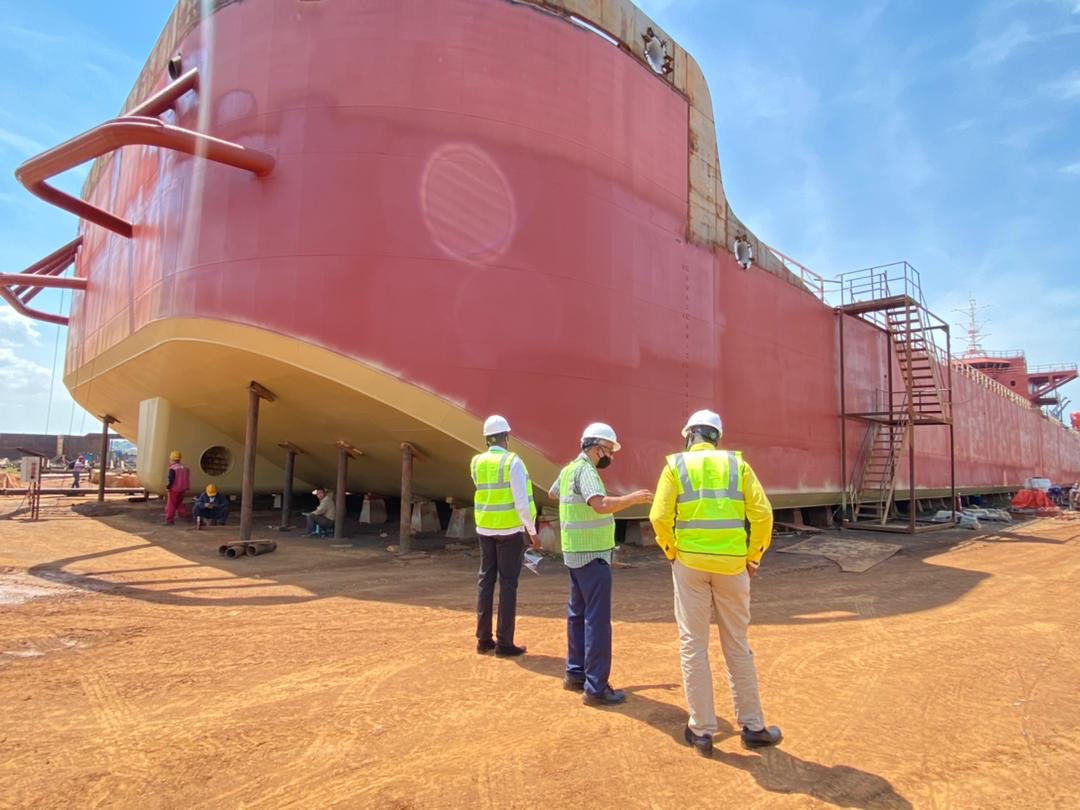 mukulaa's tweet photo. This oil facility is a private sector initiative - building initially 4 ships / oil barges longer than nambole stadium (118x23 m) and each ship will carry appx what Uganda consumes in a day 4.7 m lrs and cut oil transportation costs by 50% and saves our roads from oil tankers…… https://t.co/uQEcjLf33j