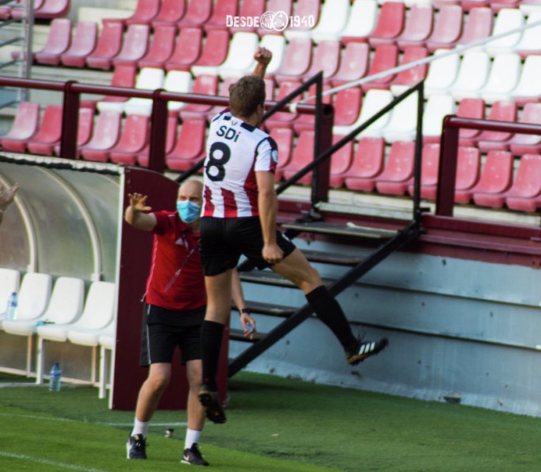 SDLogrones's tweet photo. 🇦🇹 Hace un año… 😊 
En medio de una pandemia, de miedos e incertidumbres… Siempre supimos que estabais junto al equipo. ❤️
📸: Gol de @javito93 al Arnedo. Comienzo de una historia maravillosa. 💪🏻

#SDLog #ViveUnaHistoriaDePrimera https://t.co/ntMLCcfQtn