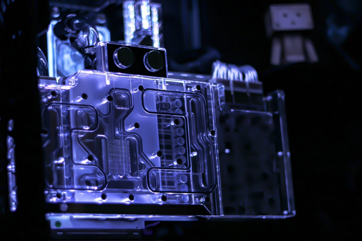 sk_20126's tweet photo. 本格水冷PC完成した
配管やら予算やらが最初の予定と違ったけど
最後はある程度納得できるぐらいまでやれたので組んでて楽しかった https://t.co/NK7btuFGJ8