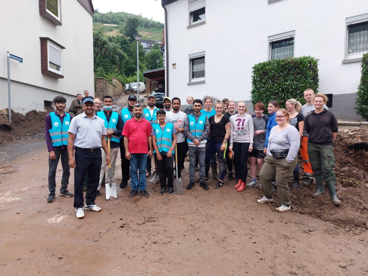 Die Aufräumarbeiten gehen weiter -  Gemeinsam mit den örtlichen Anwohnern konnte die #AhmadiyyaJugend in #Iserlohn wieder mit anpacken und einen bescheidenen Beitrag zur Bewältigung der Krise nach der #Flutkatastrophe leisten. <a href="/AJ_Iserlohn/">Ahmadiyya Jugend in Iserlohn</a>

#Hochwasser