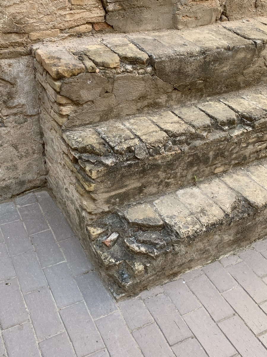 PodemosSevilla's tweet photo. El Museo de la Cerámica se encuentra en estado lamentable debido a la falta de inversión municipal. No hay mantenimiento del patrimonio, se han eliminado las actividades culturales y los trabajadores no cobran desde hace cinco meses. 

Más info  https://t.co/UlubWLv0rl https://t.co/dhEM2hUfme