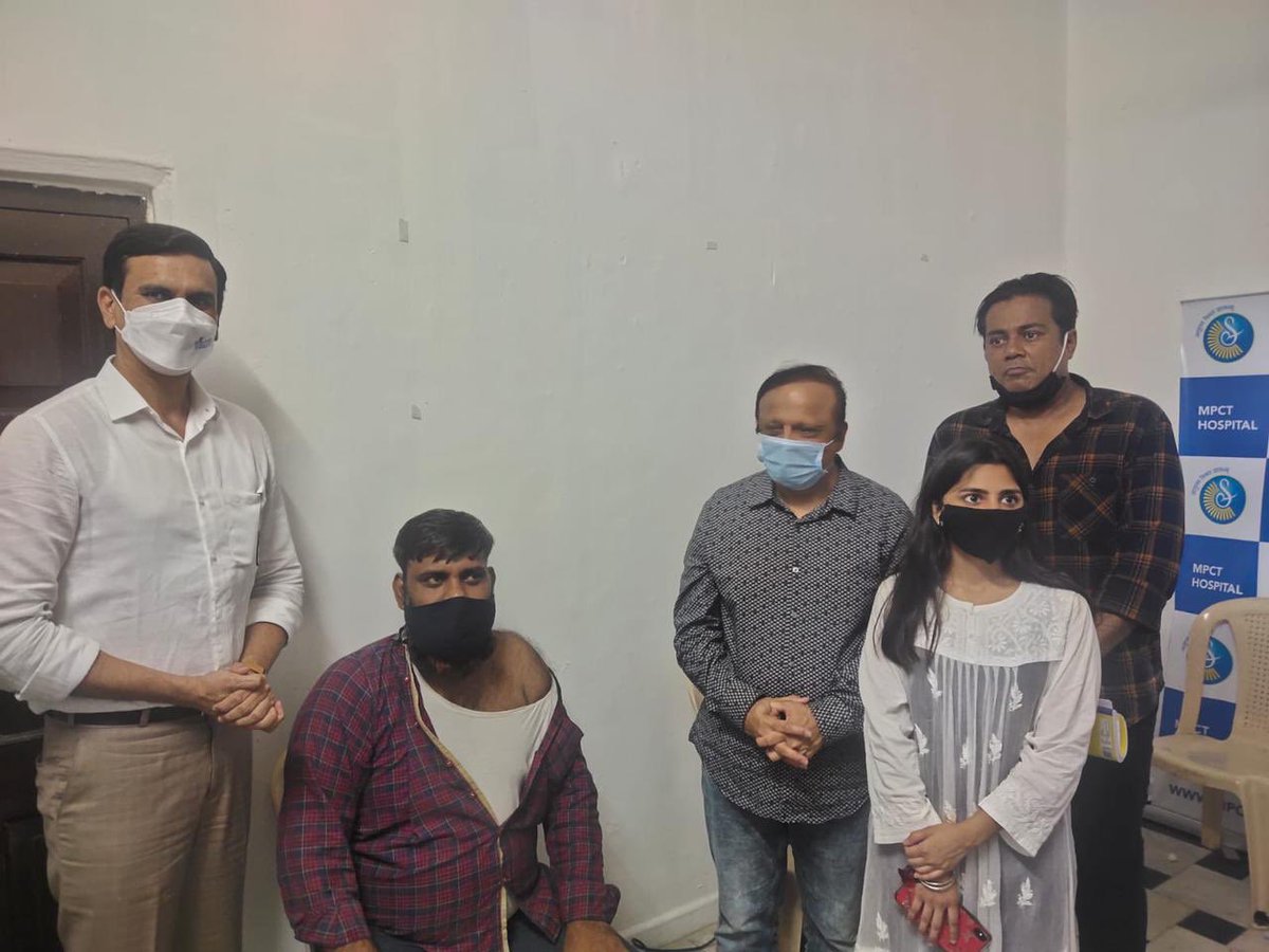 Asifbhamlaa's tweet photo. @bhamlafoundatio Thankful to @mybmcWardHW Ward Officer @VVVispute for all the support & cooperation for our campaign #VaccinationFor18Plus Appreciate your Auspicious presence https://t.co/qBa1xr6dbE