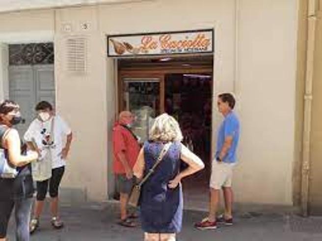 Corriere's tweet image. Mancini in coda dal salumiere per fare la spesa alla mamma: la lezione di semplicità de... csera.it/dfc838fbmq