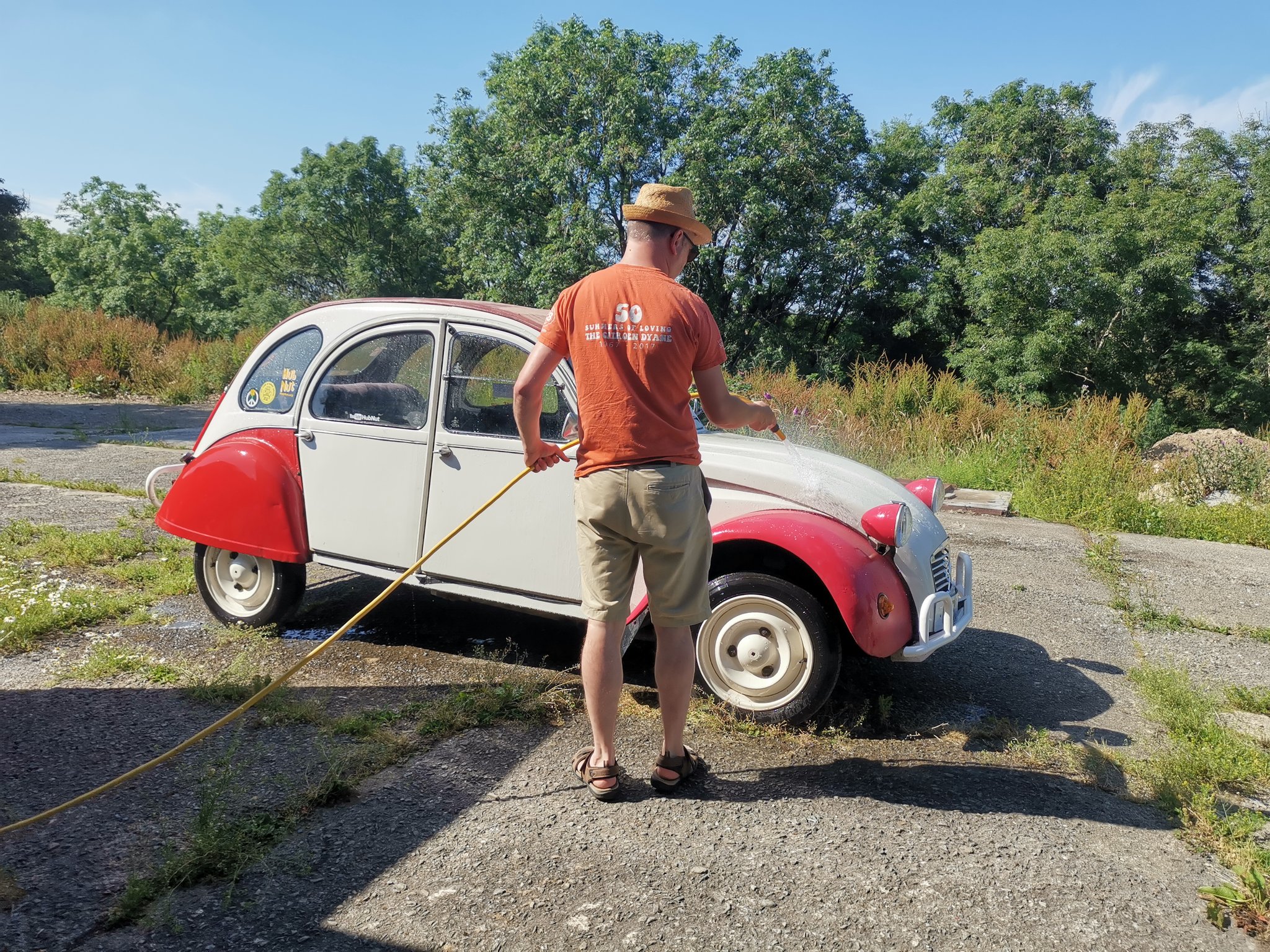 E6kb4jwWQAICE8x?format=jpg&name=large