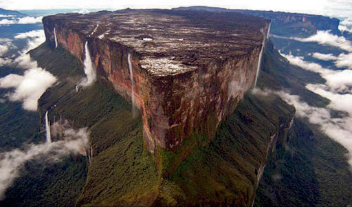 FedeItaliano76's tweet photo. À propos of islands in the sky... 

This is Mount Roraima, Venezuela, one of the oldest and most mysterious geological formations in the world—and inspiration for the novel 'The Lost World' (1912) by Arthur Conan Doyle https://t.co/wqjyJXghb0
