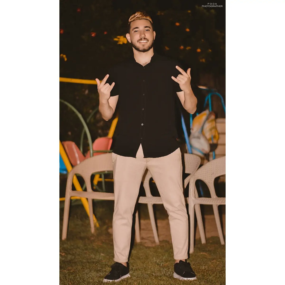 واقف وسط الكل أسد متربتش إني ابقي لئيم🦁🤟