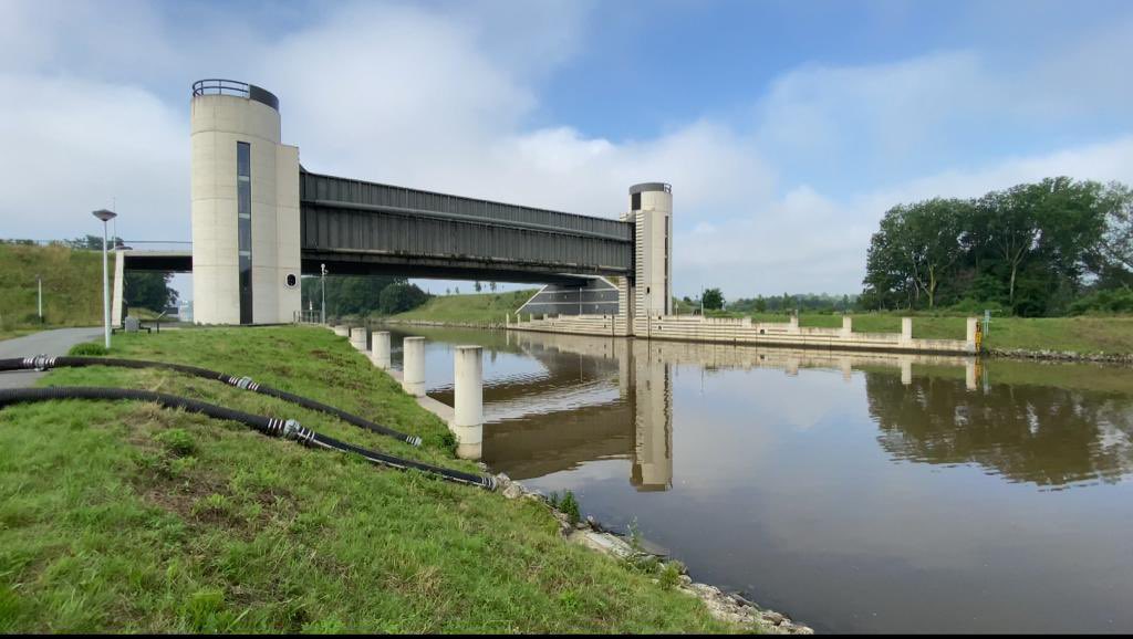 RWS_ZN's tweet photo. Woensdagavond 14 juli sloten we #Keersluis #Limmel om te hoge waterstand 💦 in het #Julianakanaal te voorkomen. Nu de waterafvoer bij St. Pieter is afgenomen, is de keersluis vanmorgen weer geopend. https://t.co/oYabr9yLeI https://t.co/fcgcDqpfCU