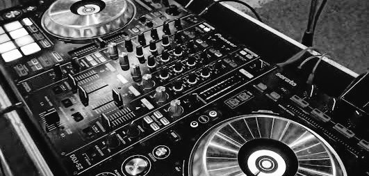 @vi_olate Sedangkan tangan lainnya juga ikut menambahkan elemen musik lain. Bahkan meski hanya tangan saja yang bekerja, bibir juga ikut tersenyum senang ketika memainkan perangkat musiknya.

Sesekali melambaikan tangannya ke hadapan para penonton. Berasa jumpa fans!