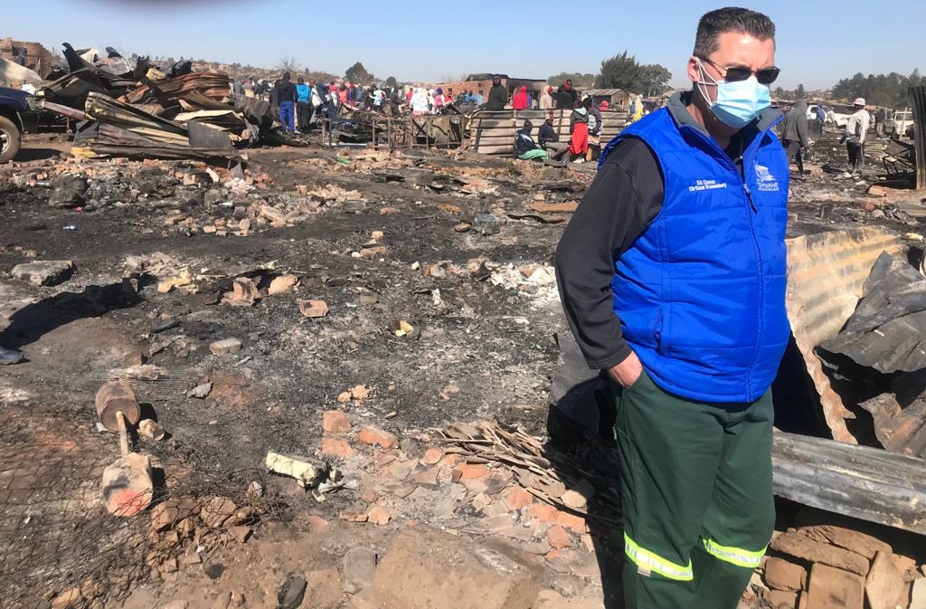 tshwane_mayor's tweet photo. Members of the Tshwane Mayoral Committee, Thabisile Vilakazi, Mpho Mehlape-Zimu & Dana Wannanburg have been deployed to Plastic View to asses the impact of the devastating fire and to offer support to the affected residents.
#PlasticViewFire https://t.co/LUadFS7Pxd
