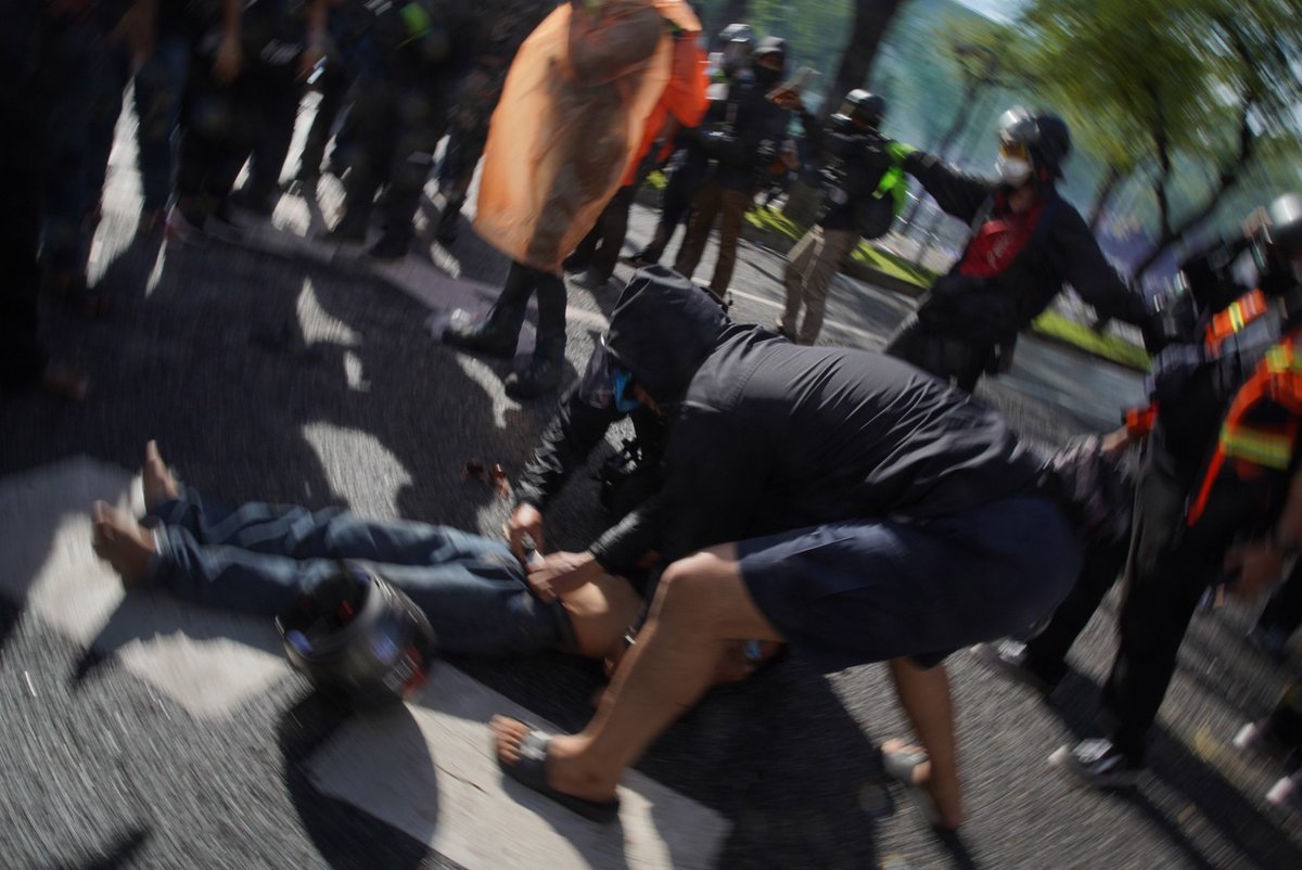 DecodePlus's tweet image. #ม็อบ18กรกฎา
มีผู้บาดเจ็บอย่างน้อย 1 ราย จากการใช้กระสุนยางยิงใส่ผู้ชุมนุมของเจ้าหน้าที่ หลังจากที่ก่อนหน้านี้ใช้รถน้ำฉีดเข้าใส่ผู้ชุมนุม

#Decode #CrackandCraft #ม็อบ18กรกฎา #กระสุนยาง