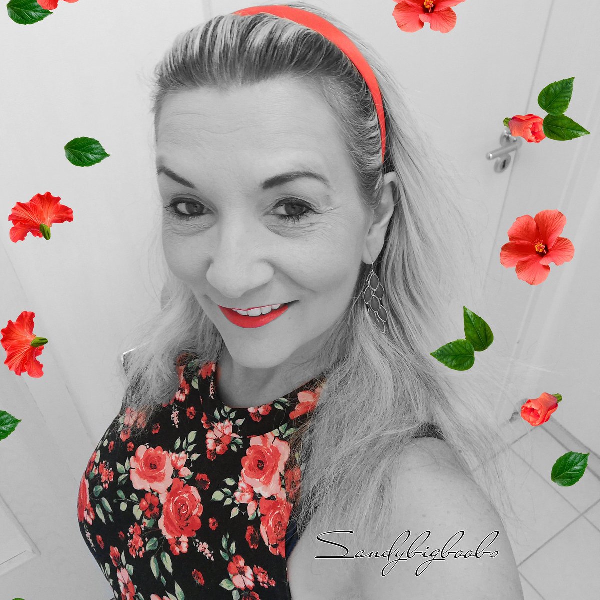 🖤🌹🖤🌹🖤🌹🖤
#HappySunday everyone
🖤🌹🖤🌹🖤🌹🖤
#blackandwhitephotography
#flowerprint 
#selfie
#weekend