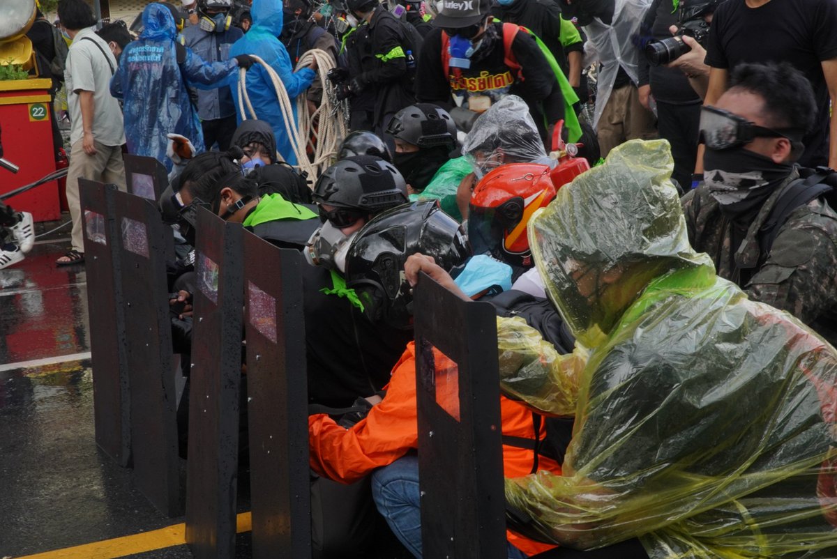 DecodePlus's tweet image. ประมวลภาพการเผชิญหน้าของจนท.และผู้ชุมนุม 15.40 - 16.15 น.บริเวณผ่านฟ้าลีลาศ 
มีผู้บาดเจ็บจากการใช้กระสุนยางและฉีดน้ำเข้าใส่ผู้ชุมนุมของจนท.
.
ล่าสุด ผู้ชุมนุมเปลี่ยนเส้นทางไปยังทำเนียบฯโดยใช้ถ.นครสวรรค์แทน

#Decode #CrackandCraft #ม็อบ18กรกฎา #กระสุนยาง