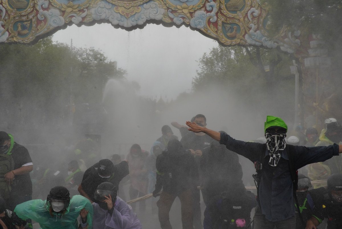 DecodePlus's tweet image. ประมวลภาพการเผชิญหน้าของจนท.และผู้ชุมนุม 15.40 - 16.15 น.บริเวณผ่านฟ้าลีลาศ 
มีผู้บาดเจ็บจากการใช้กระสุนยางและฉีดน้ำเข้าใส่ผู้ชุมนุมของจนท.
.
ล่าสุด ผู้ชุมนุมเปลี่ยนเส้นทางไปยังทำเนียบฯโดยใช้ถ.นครสวรรค์แทน

#Decode #CrackandCraft #ม็อบ18กรกฎา #กระสุนยาง